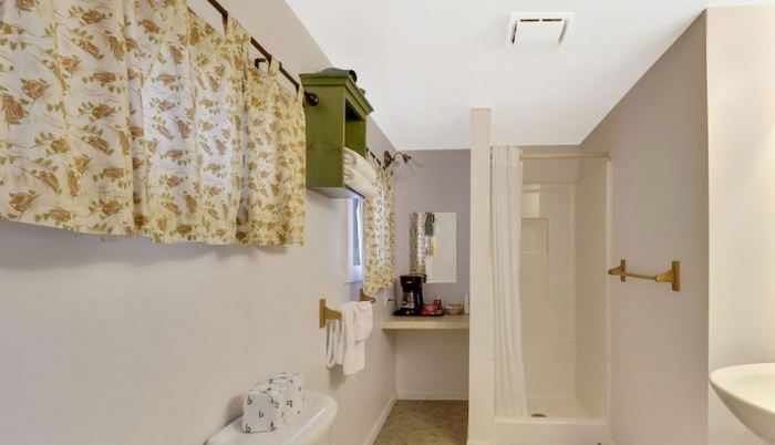 South Arms Retreats (Rainbow Motel) - Web Listing (newer photo)